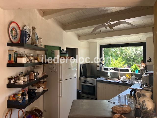 Photo 10 : CUISINE d'une maison situ&eacute;e &agrave; Saint-Cl&eacute;ment-des-Baleines, &icirc;le de R&eacute;.