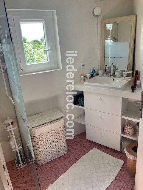 Photo 18 : SALLEDEBAIN d'une maison situ&eacute;e &agrave; Saint-Cl&eacute;ment-des-Baleines, &icirc;le de R&eacute;.