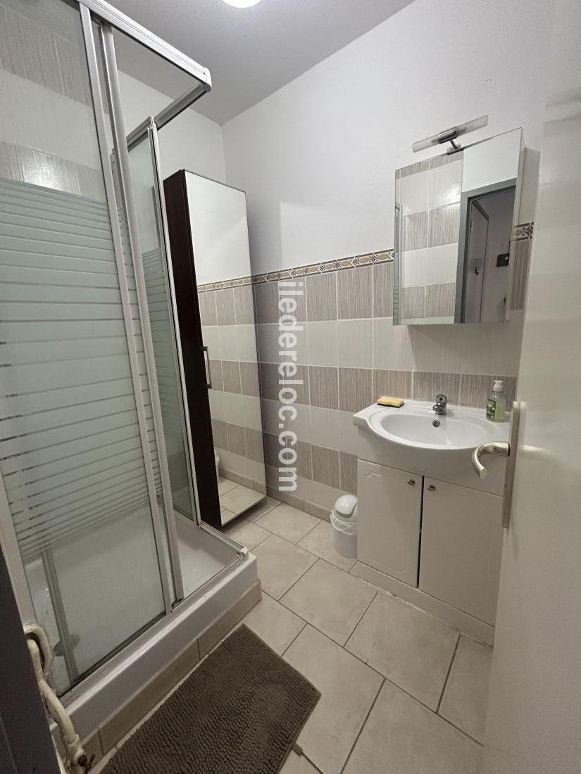 Photo 30 : SALLEDEBAIN d'une maison situ&eacute;e &agrave; La Couarde-sur-mer, &icirc;le de R&eacute;.
