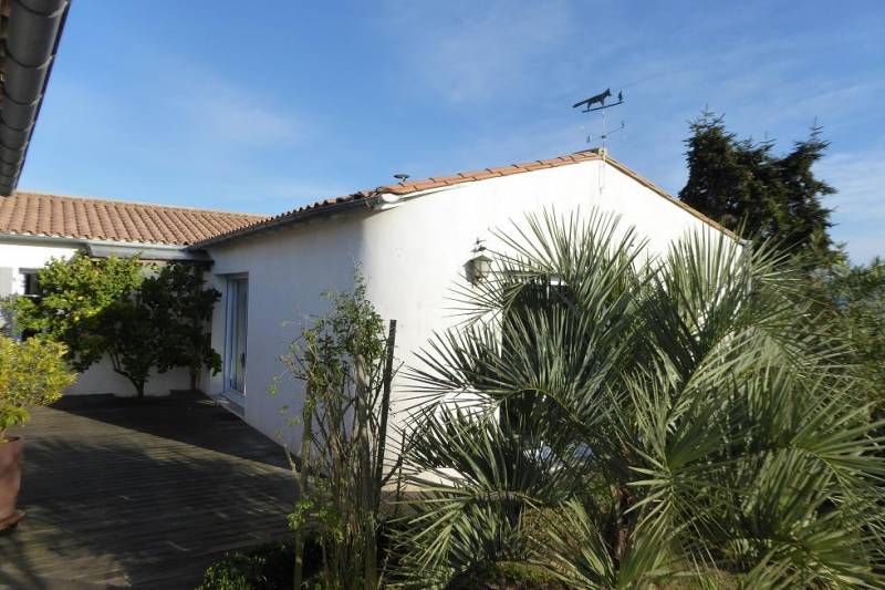 Photo 1 : EXTERIEUR d'une maison située à Le Bois-Plage-en-Ré, île de Ré.