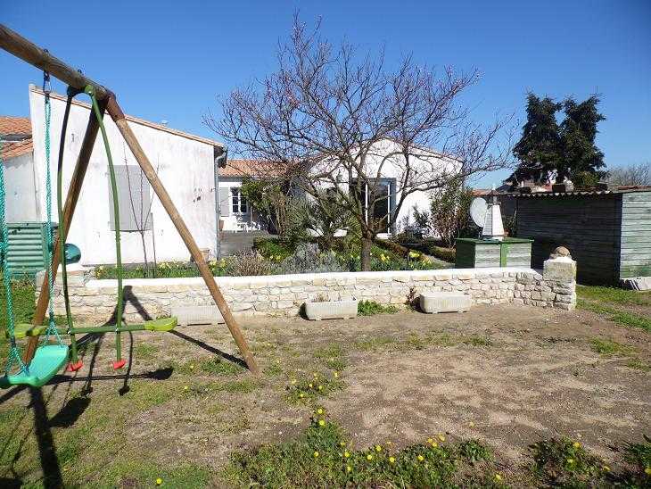 Photo 6 : JARDIN d'une maison située à Le Bois-Plage-en-Ré, île de Ré.