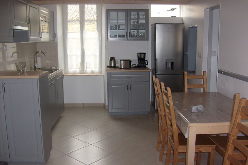 Photo 8 : CUISINE d'une maison située à Les Portes-en-Ré, île de Ré.