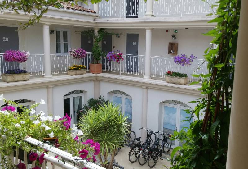 Photo 2 : TERRASSE d'une maison située à Saint-Martin-de-Ré, île de Ré.