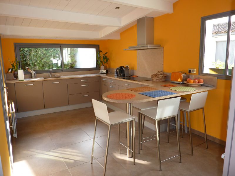 Photo 3 : CUISINE d'une maison située à La Couarde-sur-mer, île de Ré.