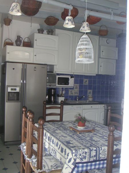 Photo 5 : CUISINE d'une maison située à La Couarde, île de Ré.