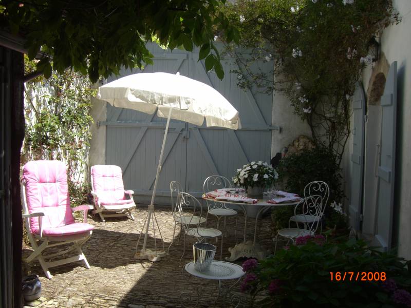 Photo 1 : JARDIN d'une maison située à La Couarde, île de Ré.