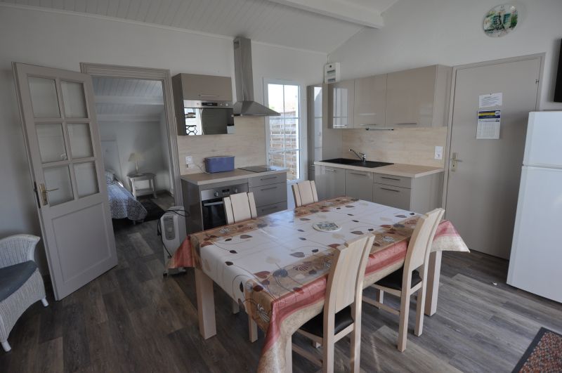 Photo 2 : CUISINE d'une maison située à La Couarde-sur-mer, île de Ré.