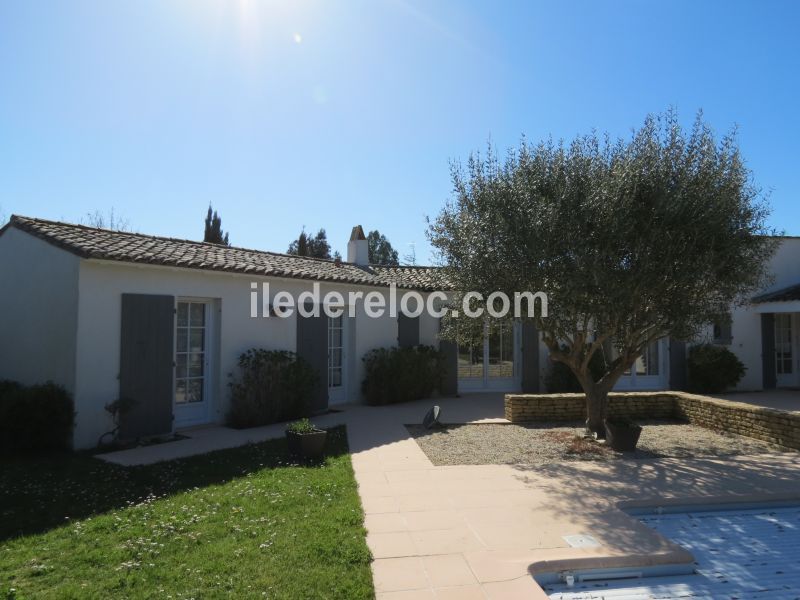 Photo 1 : EXTERIEUR d'une maison située à Les Portes-en-Ré, île de Ré.