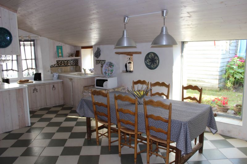 Photo 2 : CUISINE d'une maison située à Saint-Clement, île de Ré.