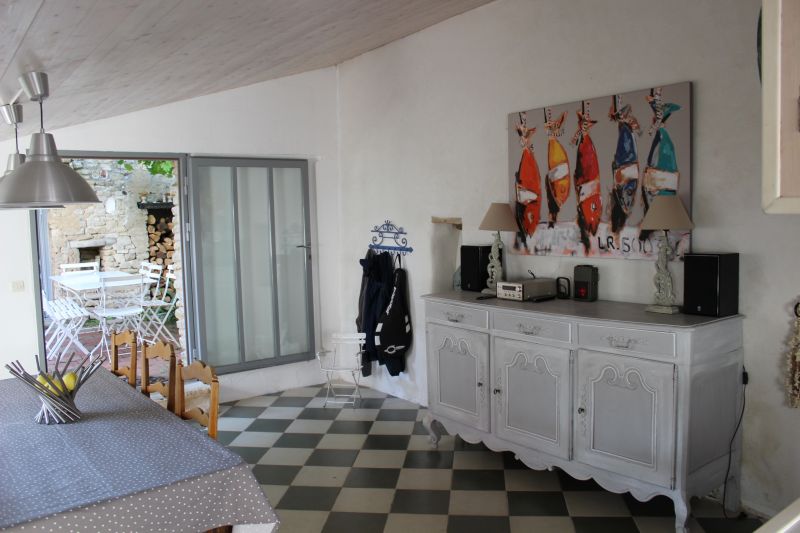 Photo 3 : CUISINE d'une maison située à Saint-Clement, île de Ré.