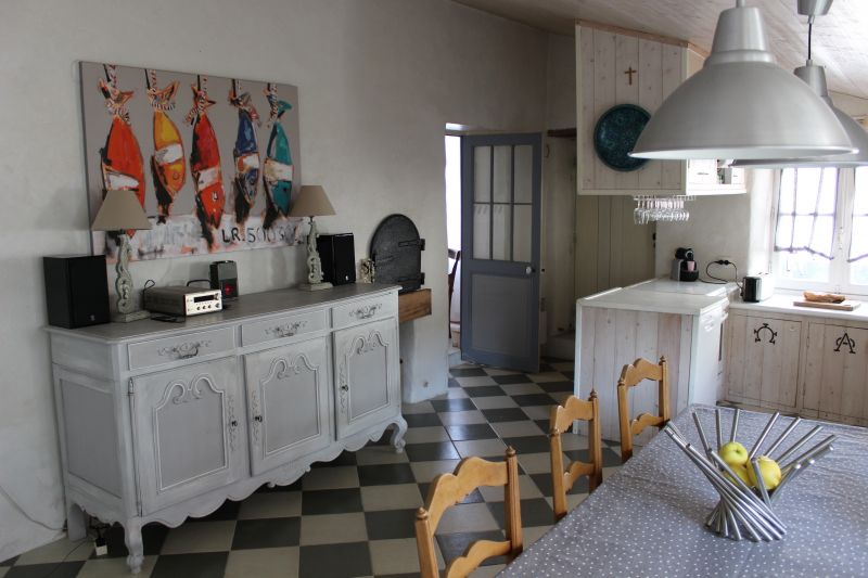 Photo 4 : CUISINE d'une maison située à Saint-Clement, île de Ré.