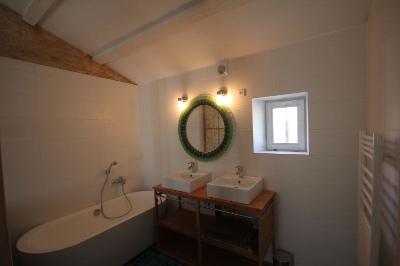 Photo 4 : SALLEDEBAIN d'une maison située à Ars en Ré, île de Ré.