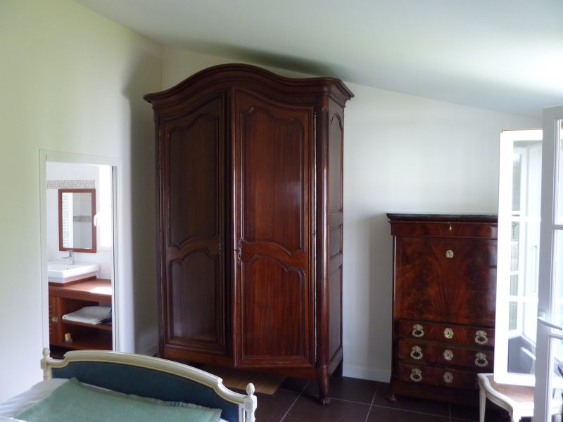 Photo 16 : CHAMBRE d'une maison située à Saint-Clement, île de Ré.