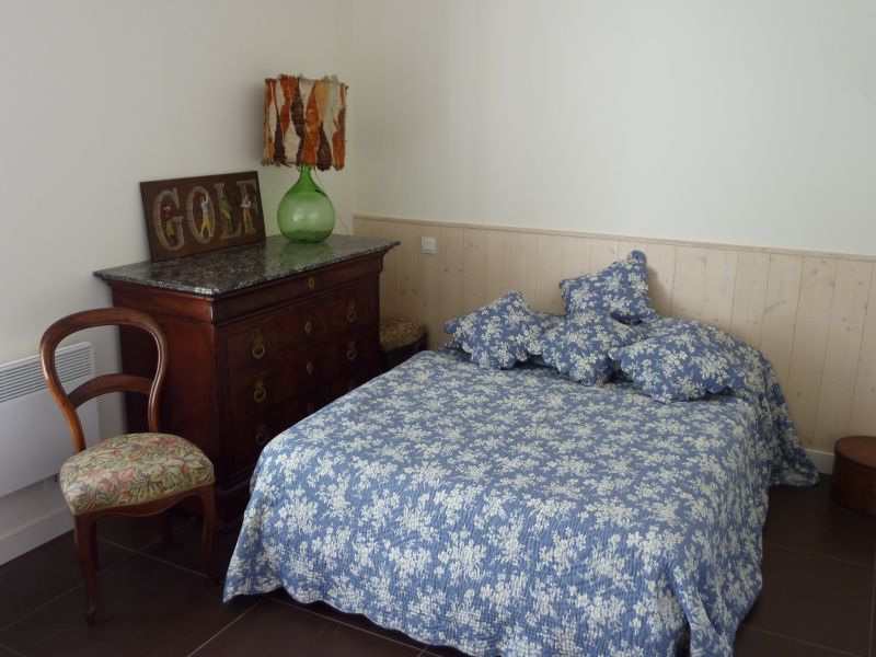 Photo 18 : CHAMBRE d'une maison située à Saint-Clement, île de Ré.