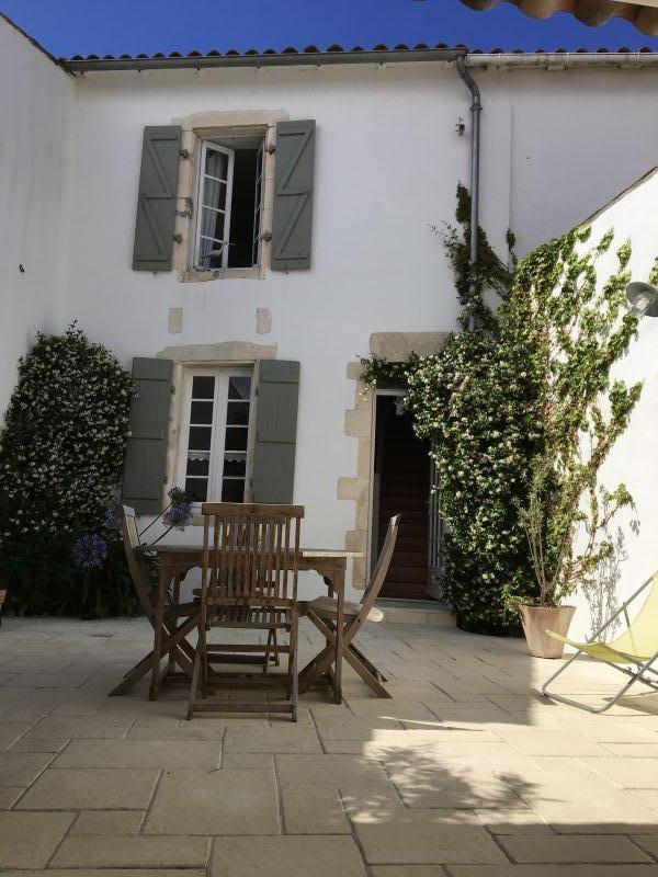 Photo 3 : PATIO d'une maison située à Le Bois-Plage-en-Ré, île de Ré.