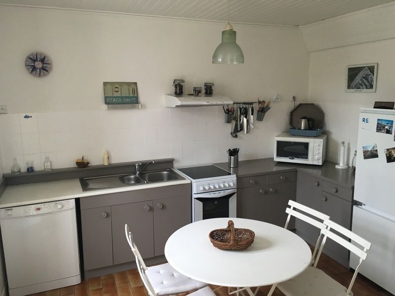 Photo 6 : CUISINE d'une maison située à Le Bois-Plage-en-Ré, île de Ré.