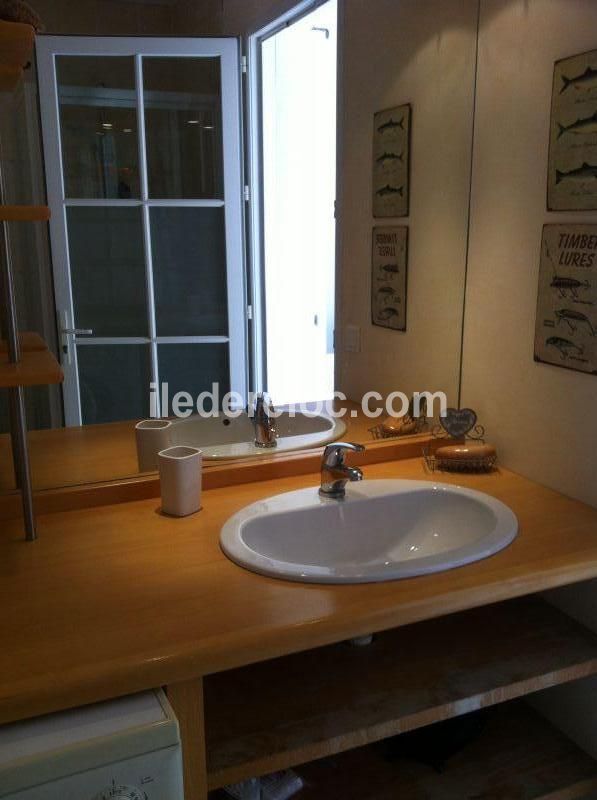 Photo 7 : SALLEDEBAIN d'une maison située à Loix, île de Ré.