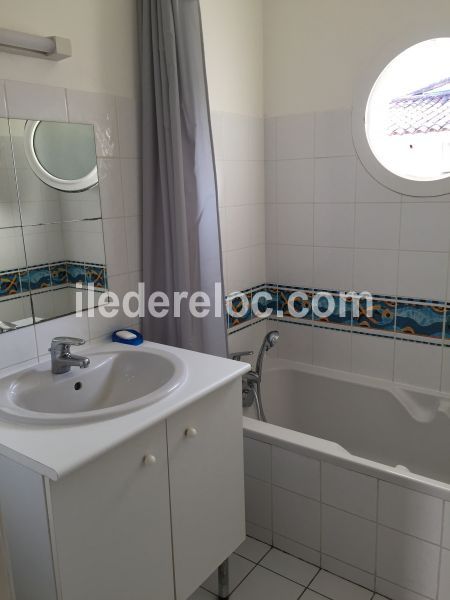 Photo 8 : SALLEDEBAIN d'une maison située à Loix, île de Ré.