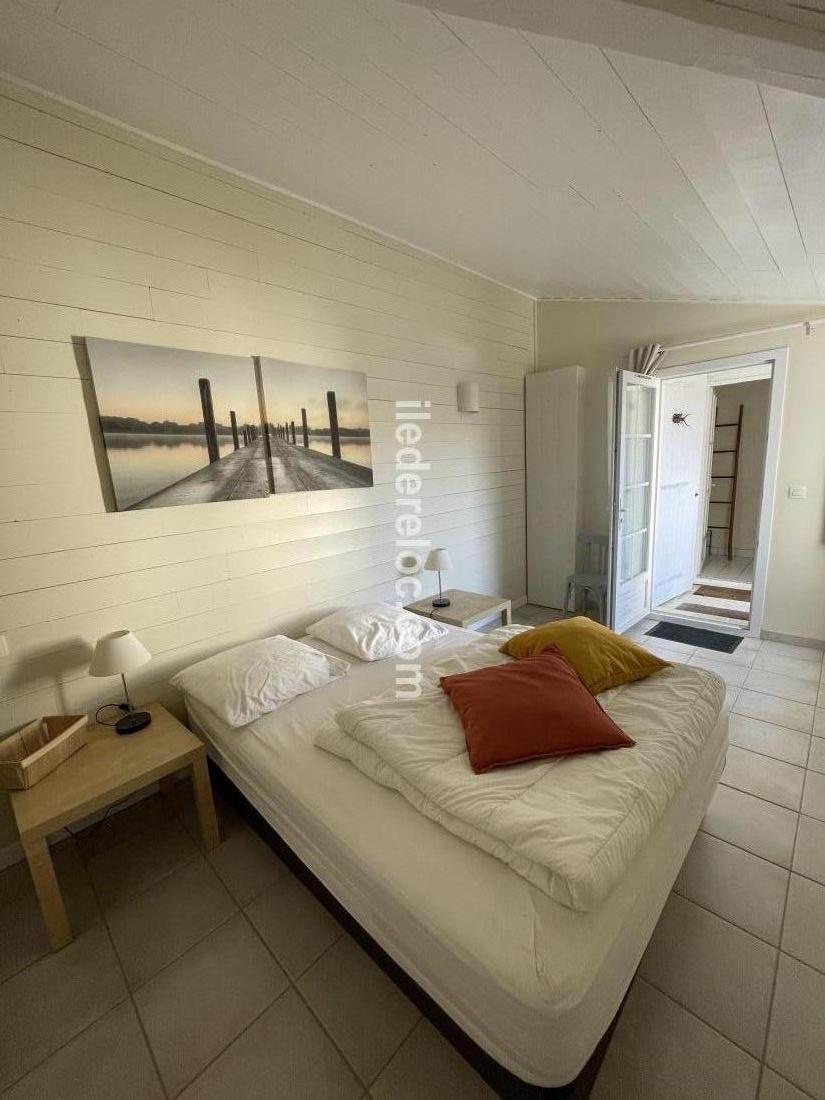 Photo 10 : CHAMBRE d'une maison située à Loix, île de Ré.