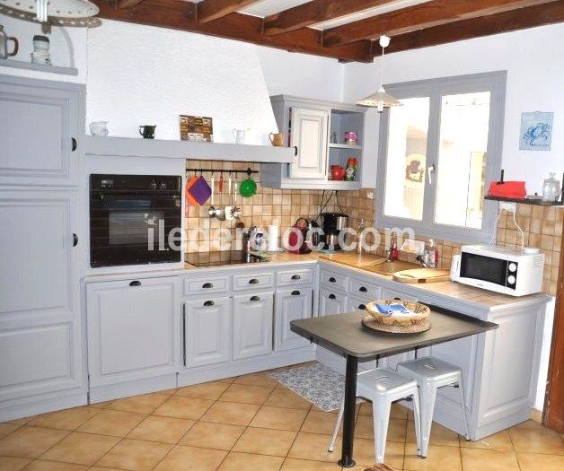 Photo 5 : CUISINE d'une maison située à Rivedoux-Plage, île de Ré.