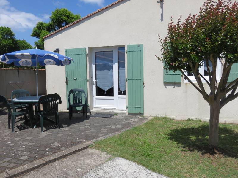 Photo 2 : TERRASSE d'une maison située à Sainte-Marie-de-Ré, île de Ré.