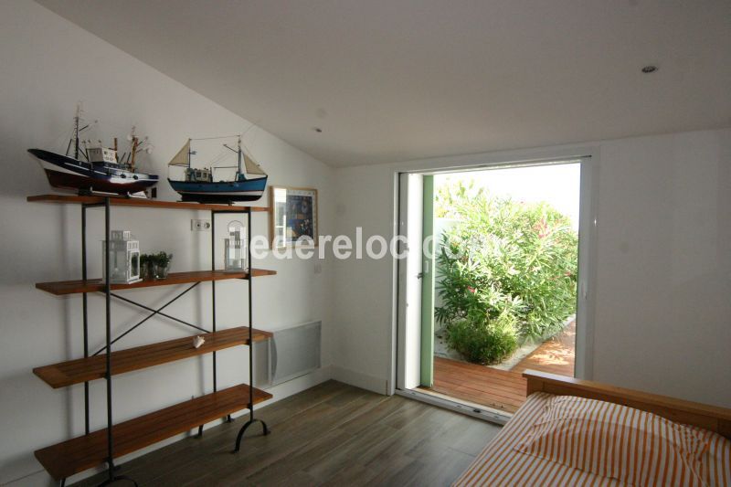 Photo 18 : CHAMBRE d'une maison située à Sainte-Marie-de-Ré, île de Ré.