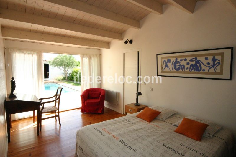 Photo 16 : CHAMBRE d'une maison située à Sainte-Marie-de-Ré, île de Ré.