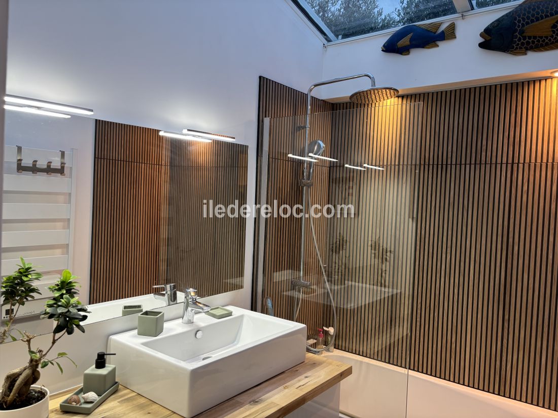 Photo 15 : SALLEDEBAIN d'une maison situ&eacute;e &agrave; Sainte-Marie-de-R&eacute;, &icirc;le de R&eacute;.