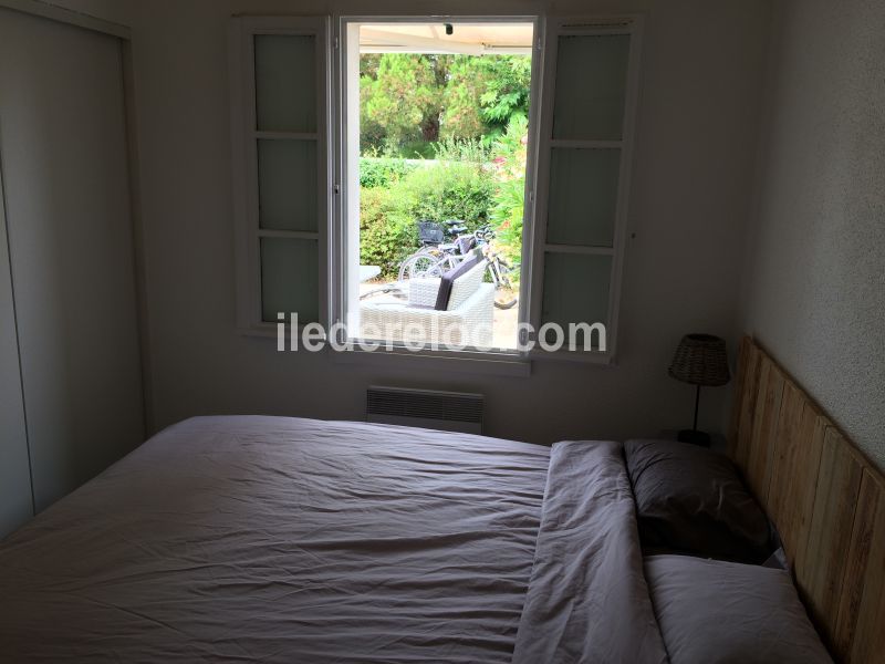 Photo 6 : CHAMBRE d'une maison située à La Couarde-sur-mer, île de Ré.