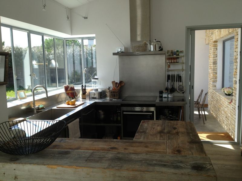 Photo 8 : CUISINE d'une maison située à Les Portes, île de Ré.