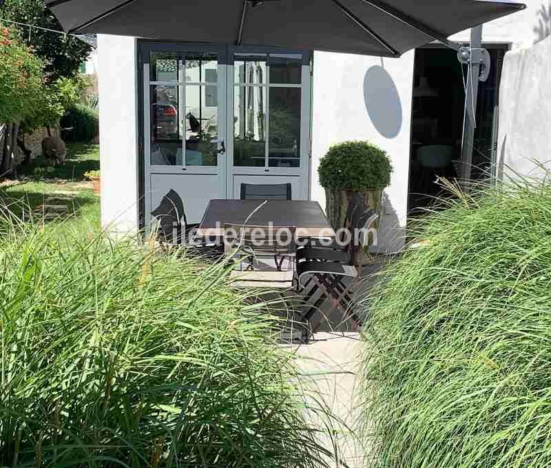 Photo 8 : TERRASSE d'une maison située à Loix, île de Ré.