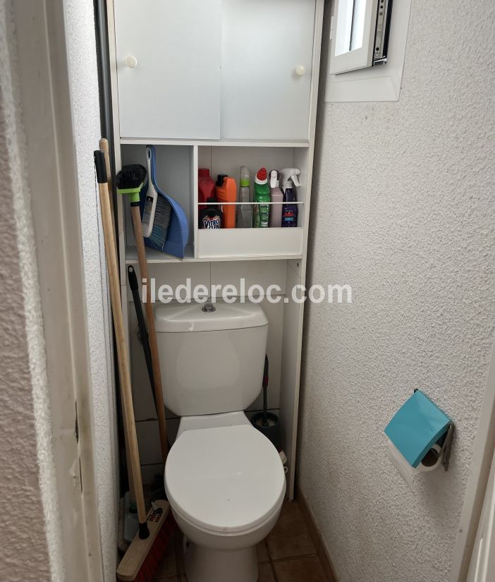 Photo 10 : WC d'une maison située à Ars en Ré, île de Ré.