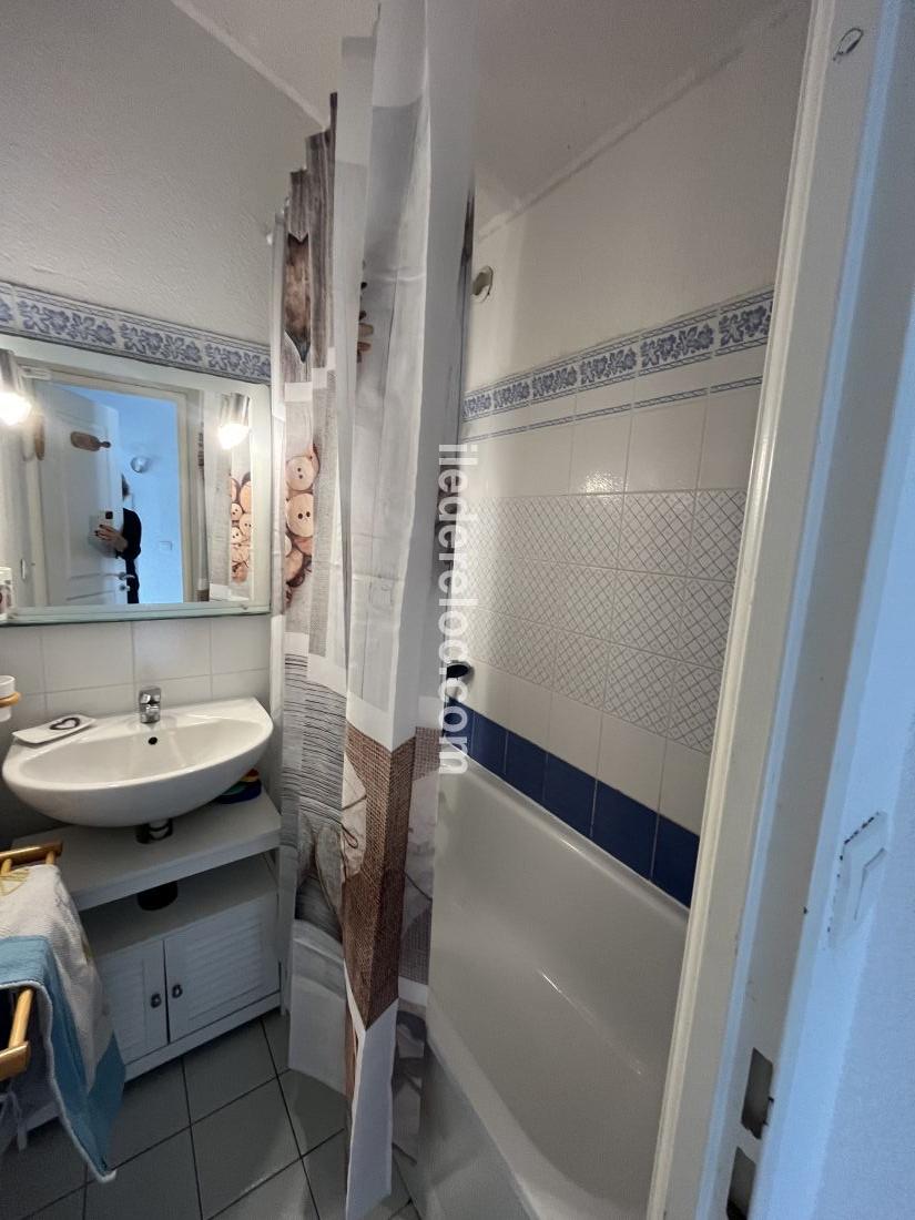 Photo 9 : SALLEDEBAIN d'une maison située à Ars en Ré, île de Ré.