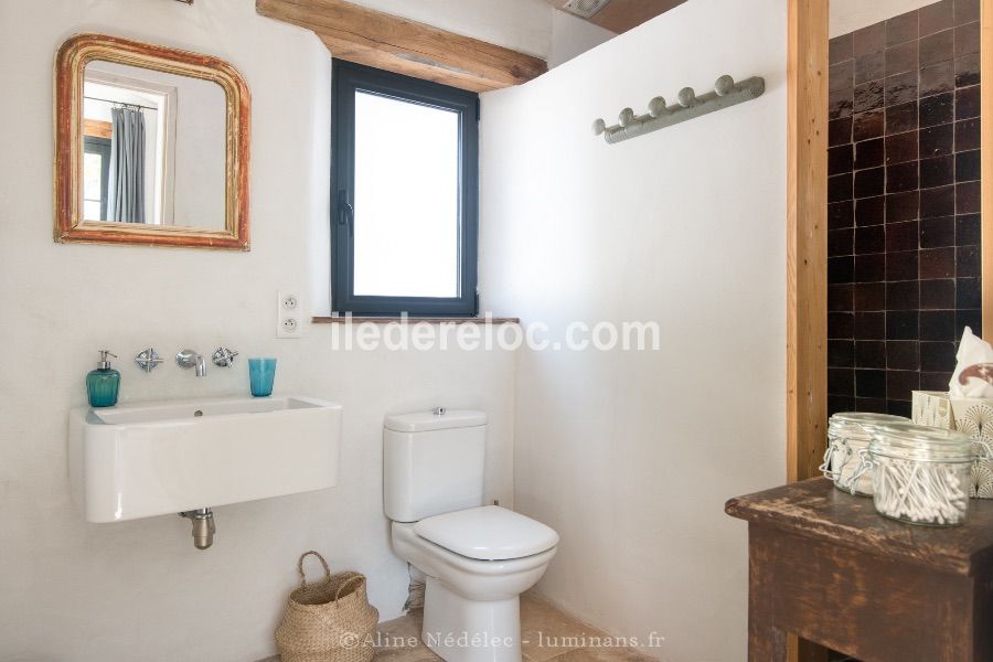 Photo 7 : SALLEDEBAIN d'une maison située à La Couarde, île de Ré.