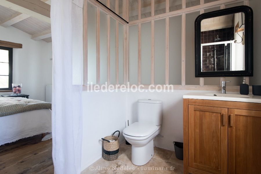 Photo 17 : SALLEDEBAIN d'une maison située à La Couarde, île de Ré.