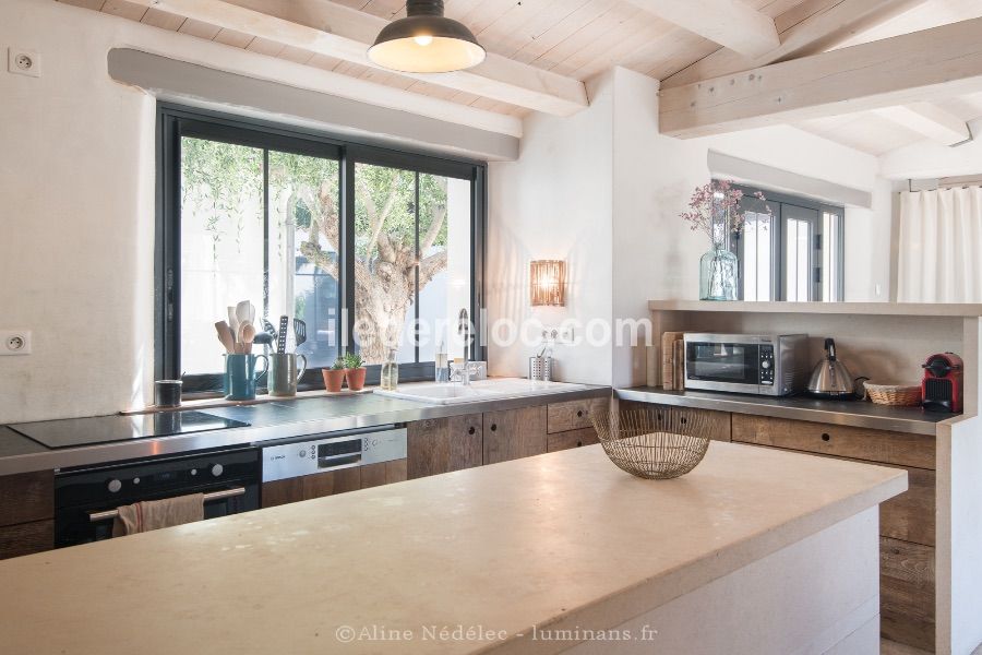 Photo 22 : CUISINE d'une maison située à La Couarde, île de Ré.