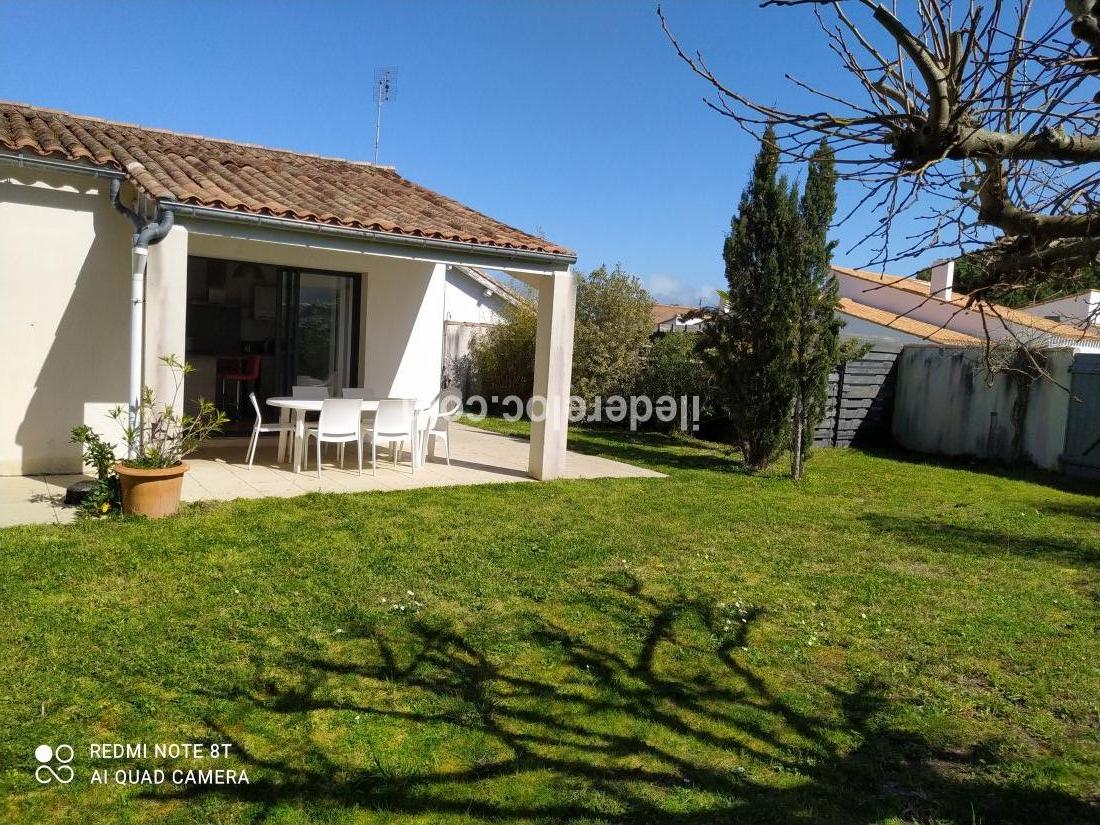 Photo 2 : TERRASSE d'une maison située à La Couarde-sur-mer, île de Ré.