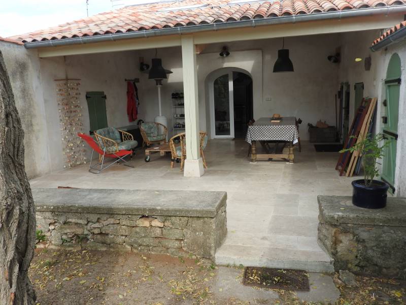 Photo 2 : TERRASSE d'une maison située à Loix, île de Ré.