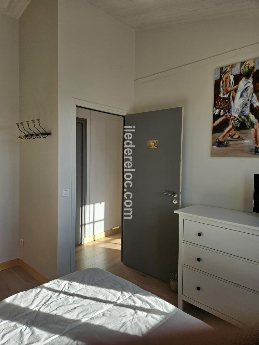 Photo 25 : CHAMBRE d'une maison situ&eacute;e &agrave; Loix, &icirc;le de R&eacute;.