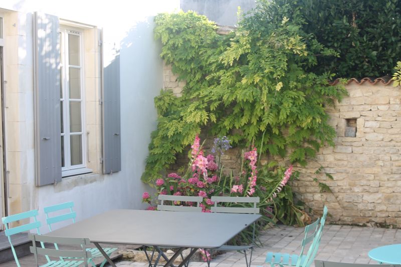 Photo 28 : JARDIN d'une maison située à Le Bois-Plage-en-Ré, île de Ré.