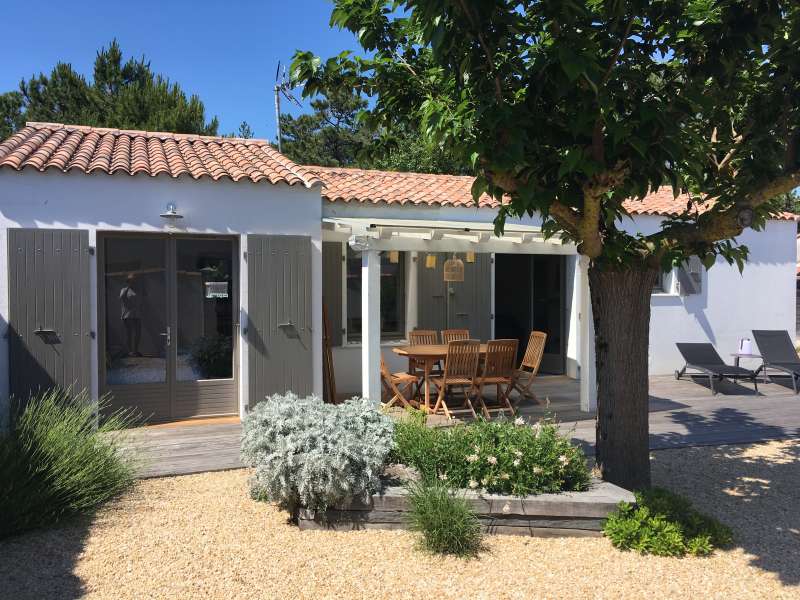 Photo 1 : TERRASSE d'une maison située à Ars, île de Ré.