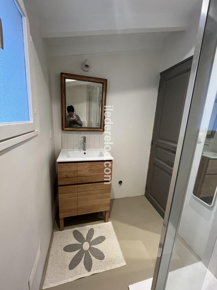 Photo 13 : SALLEDEBAIN d'une maison située à Ars en Ré, île de Ré.