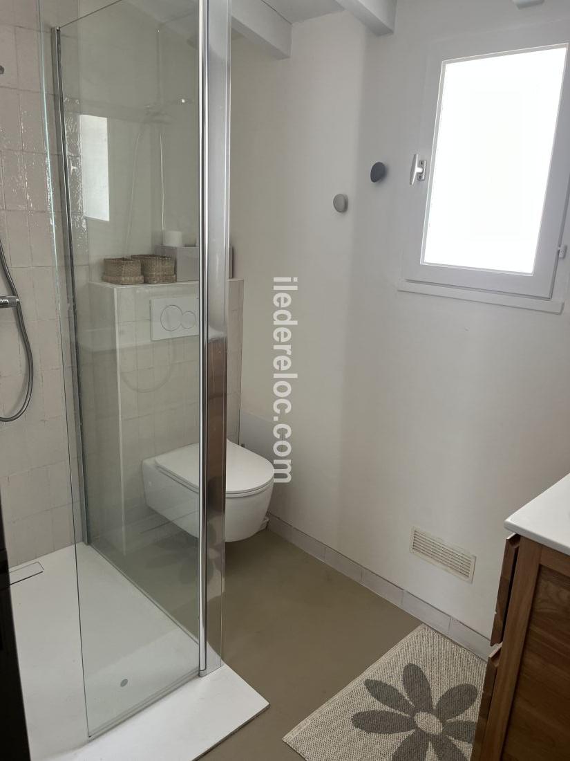 Photo 14 : SALLEDEBAIN d'une maison située à Ars en Ré, île de Ré.