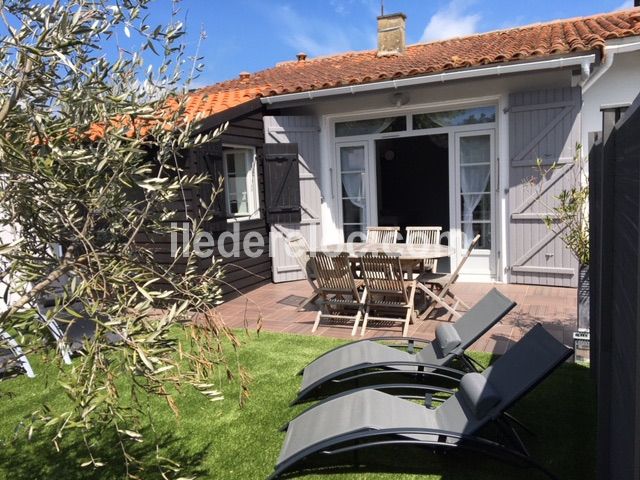 Photo 2 : EXTERIEUR d'une maison située à La Couarde-sur-mer, île de Ré.