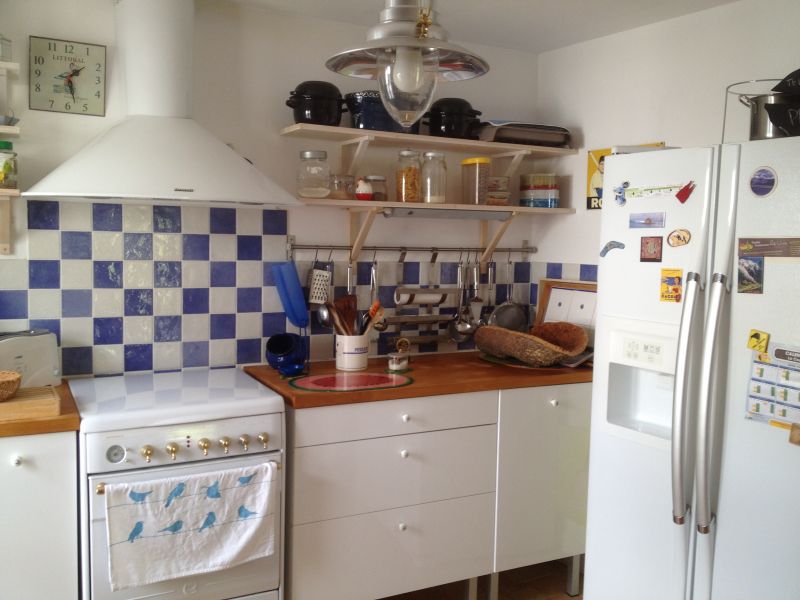 Photo 4 : CUISINE d'une maison située à La Couarde-sur-mer, île de Ré.