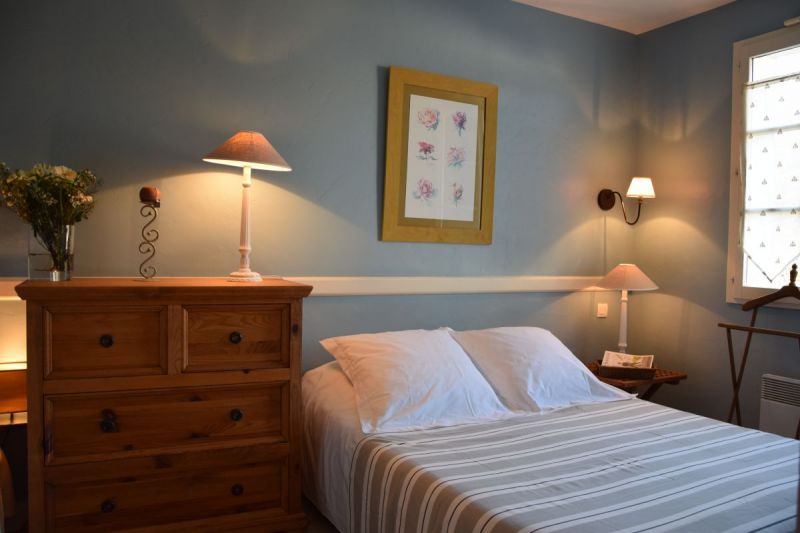 Photo 3 : CHAMBRE d'une maison située à La Flotte-en-Ré, île de Ré.