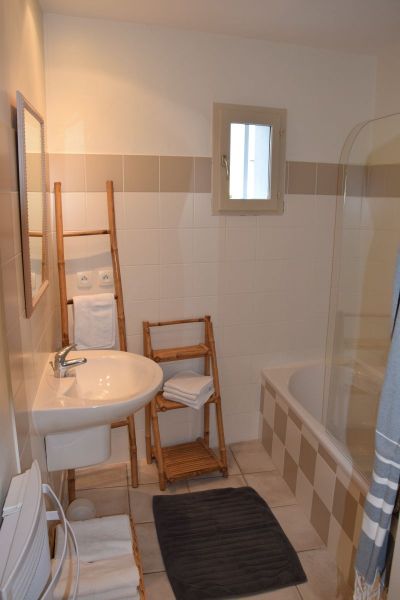 Photo 6 : SALLEDEBAIN d'une maison située à La Flotte, île de Ré.