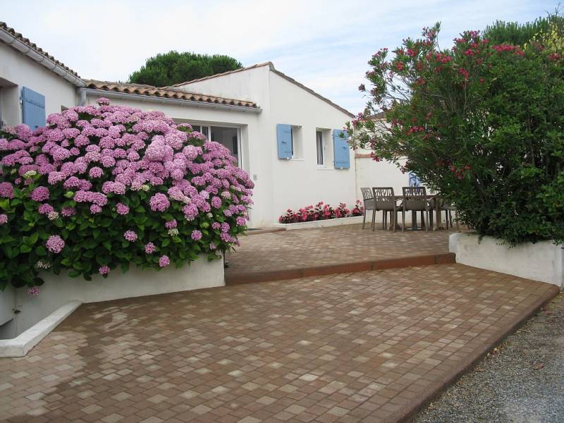 Photo 1 : EXTERIEUR d'une maison située à Le Bois-Plage-en-Ré, île de Ré.