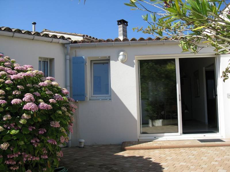 Photo 3 : EXTERIEUR d'une maison située à Le Bois-Plage-en-Ré, île de Ré.