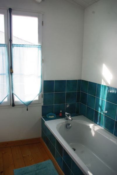 Photo 14 : SALLEDEBAIN d'une maison située à Ars en Ré, île de Ré.